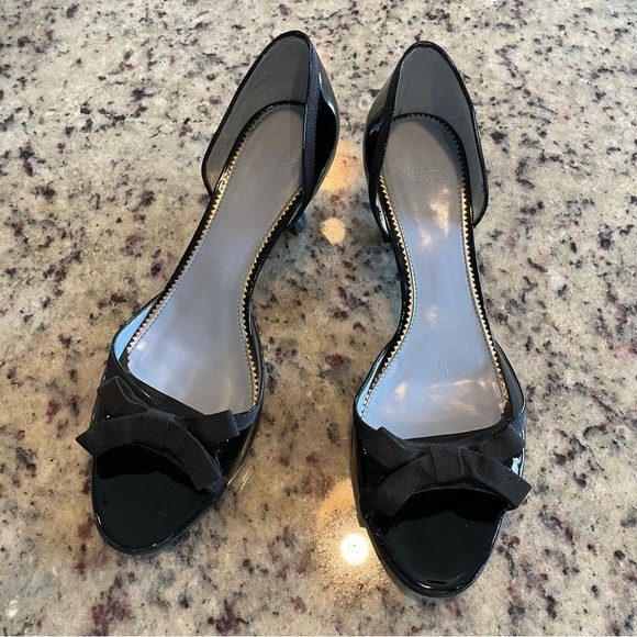 Audrey Brooke womens size 8 patent leather peeptoe kitten heels retail $128 - Picture 1 of 3